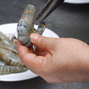 Cách làm tôm hấp muối tiêu xanh