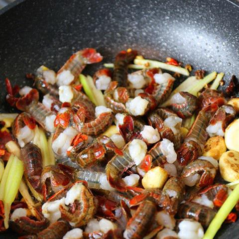 Cách làm tôm hùm đất rang sa tế