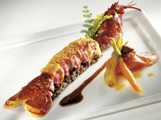 Tôm hùm vùng Bretagne với đậu lăng