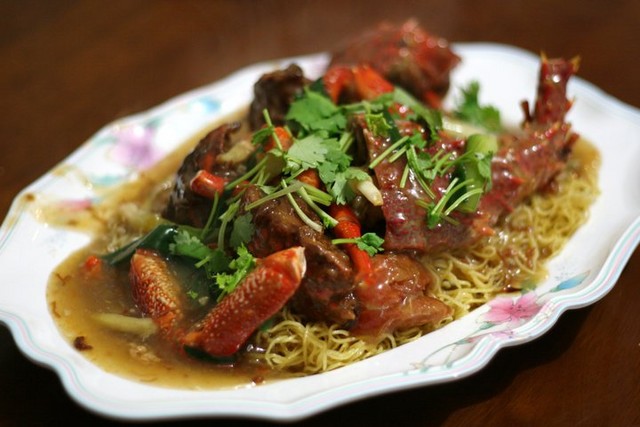 Tôm hùm xào mì sốt X.O