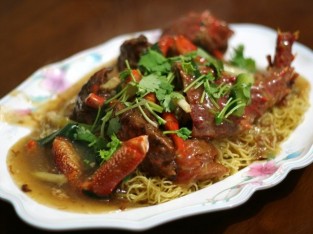 Tôm hùm xào mì sốt X.O