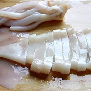 Cách làm tôm và mực xào bông hẹ