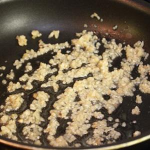 Cách làm tôm và mực xào bông hẹ