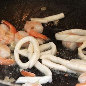 Cách làm tôm và mực xào bông hẹ