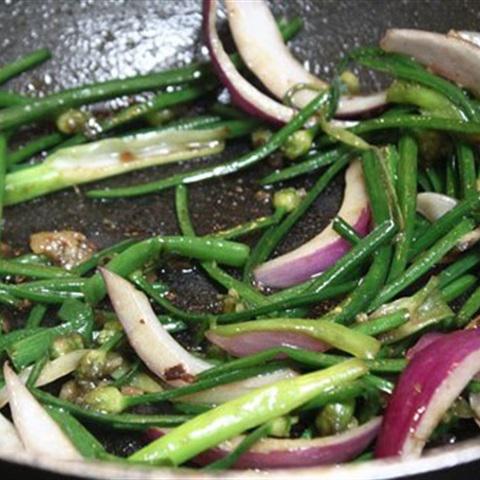 Cách làm tôm và mực xào bông hẹ