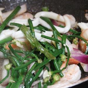 Cách làm tôm và mực xào bông hẹ