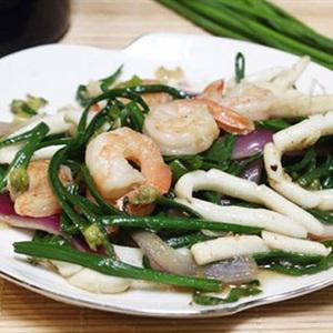 Cách làm tôm và mực xào bông hẹ