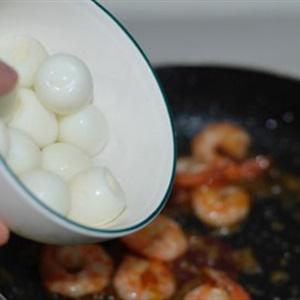 Cách làm tôm nấu trứng cút