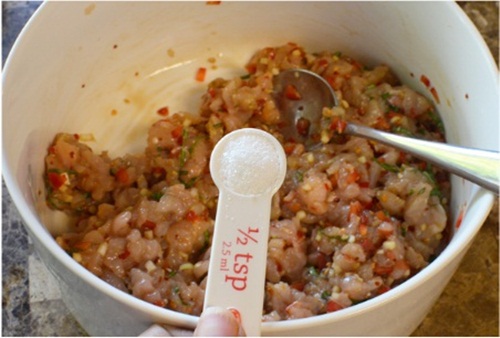 Tôm nướng sốt xoài thơm phức cả nhà cùng xuýt xoa