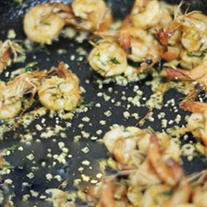 Cách làm tôm rang bơ tỏi