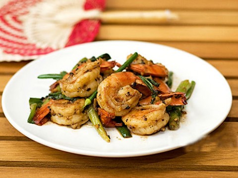 Tôm rang hành nóng sốt