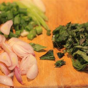 Cách làm tôm rang húng quế