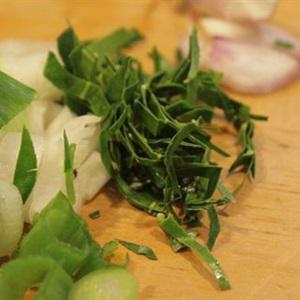 Cách làm tôm rang lá chanh