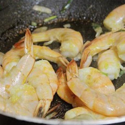 Cách làm tôm rang lá chanh