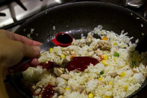 Tôm rang sấu chua chua lạ miệng đưa cơm mọi nhà nên thử