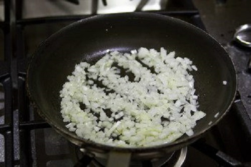 Tôm rang sấu chua chua lạ miệng đưa cơm mọi nhà nên thử