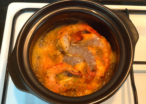 Tôm rang thịt ba chỉ thơm ngon trong bữa cơm mùa mưa