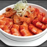 Tôm rang thịt ba chỉ thơm ngon trong bữa cơm mùa mưa