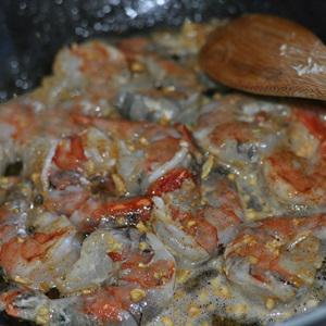 Cách làm tôm sú xào bơ tỏi
