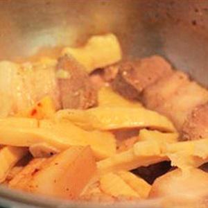 Cách làm tôm thịt kho măng