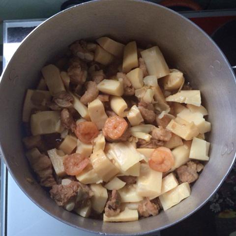 Cách làm tôm thịt kho măng