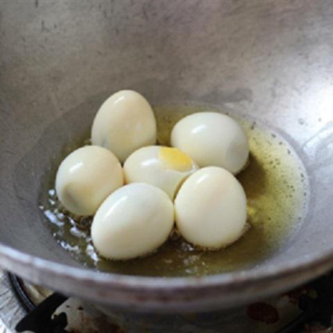 Cách làm tôm và trứng kho tàu