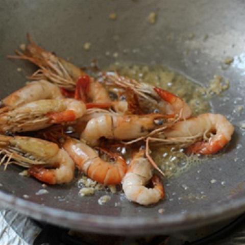 Cách làm tôm và trứng kho tàu
