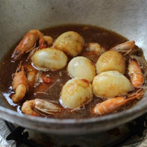 Cách làm tôm và trứng kho tàu