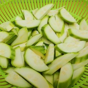 Cách làm tôm xào bí ngòi