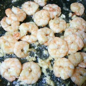 Cách làm tôm xào bí ngòi