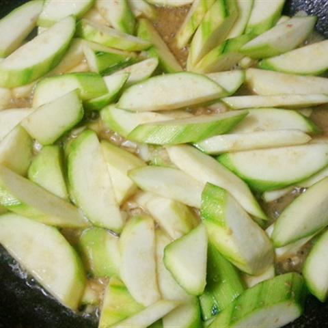 Cách làm tôm xào bí ngòi