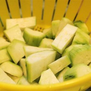 Cách làm tôm xào giá và mướp hương