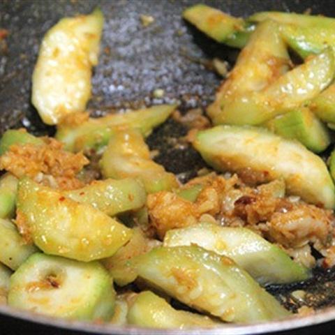 Cách làm tôm xào giá và mướp hương