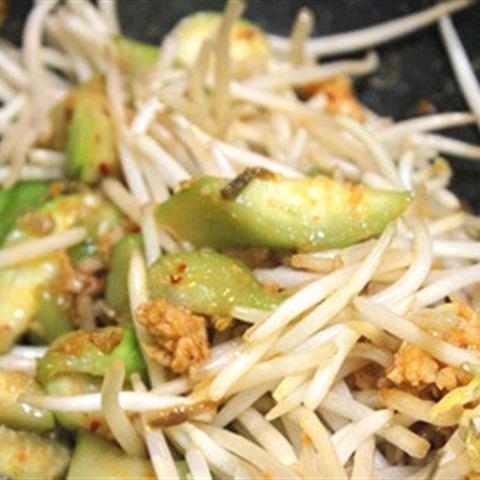 Cách làm tôm xào giá và mướp hương