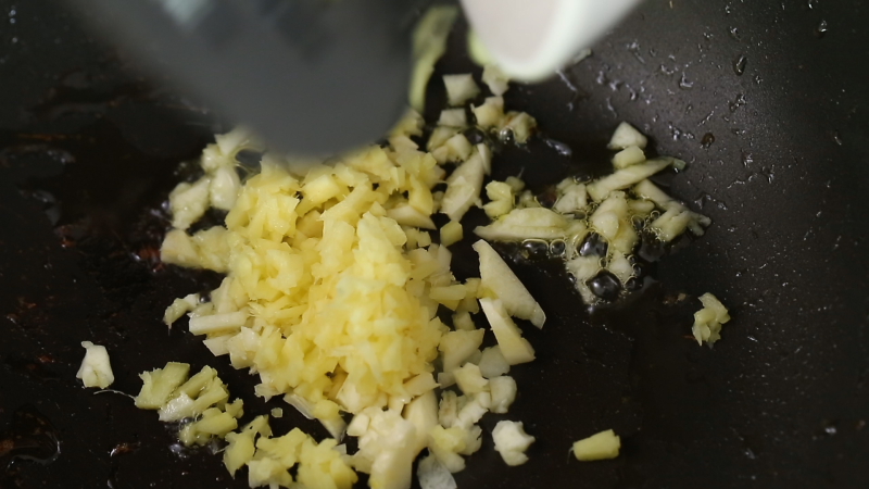 Tôm xào hành, gừng lạ miệng thơm nức mũi