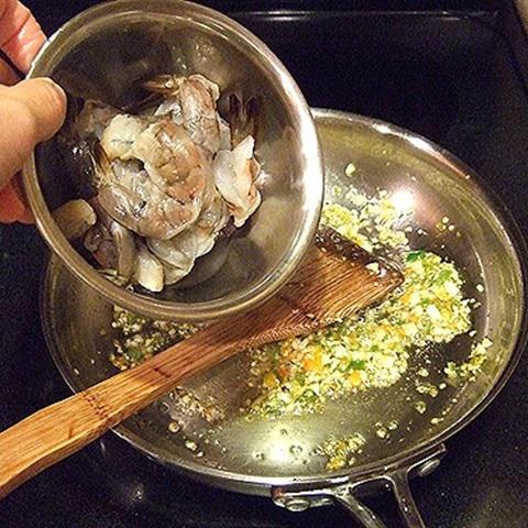 Cách làm tôm xào măng cay