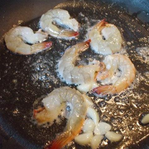 Cách làm tôm xào ngũ sắc