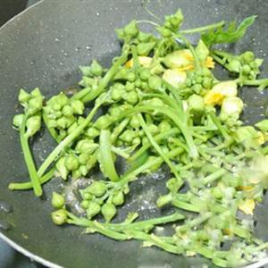 Cách làm tôm xào nụ hoa mướp