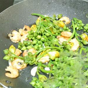 Cách làm tôm xào nụ hoa mướp