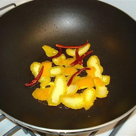 Cách làm tôm xào ớt và vỏ cam