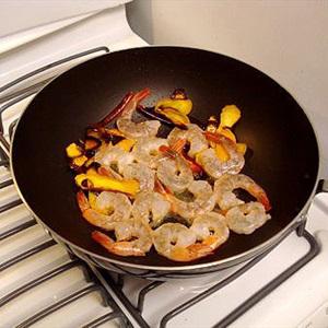 Cách làm tôm xào ớt và vỏ cam