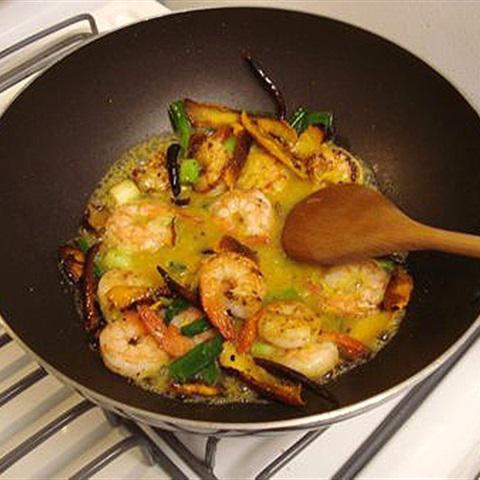 Cách làm tôm xào ớt và vỏ cam