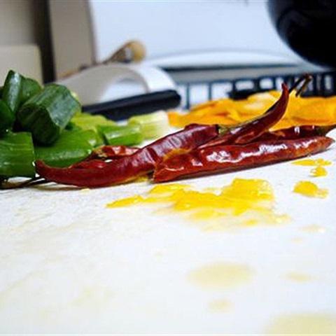 Cách làm tôm xào ớt và vỏ cam