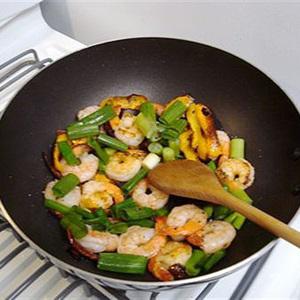 Cách làm tôm xào ớt và vỏ cam