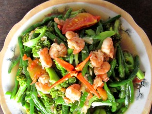 Tôm xào thập cẩm ngon đến lạ lùng