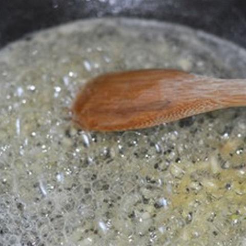 Cách làm tôm xào tỏi bơ