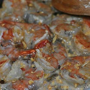 Cách làm tôm xào tỏi bơ