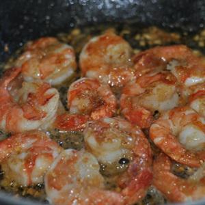 Cách làm tôm xào tỏi bơ