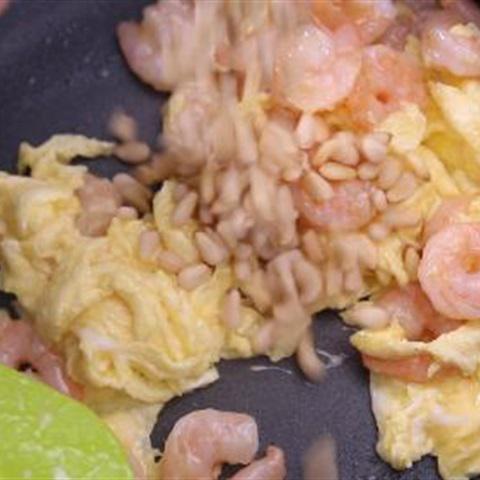 Cách làm tôm xào trứng gà