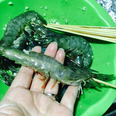 Cách làm tôm xiên nướng bơ tỏi